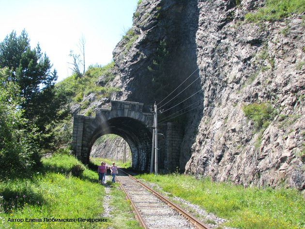 Байкал Кругобайкальская железная дорога КБЖД Мыс Половинный Чайкин Утёс самый короткий тоннель Фото